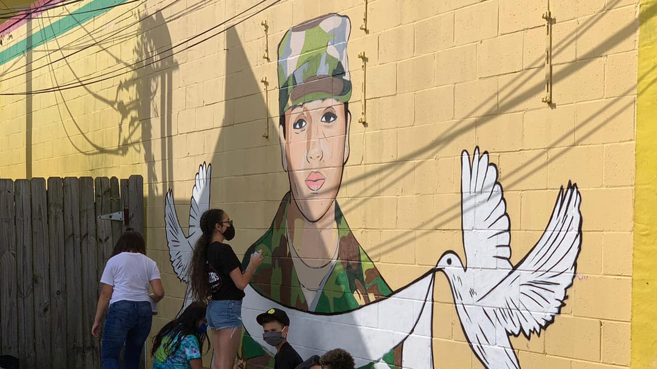 El pintor sacó la imagen de la fotografía de Vanessa vistiendo su uniforme militar.