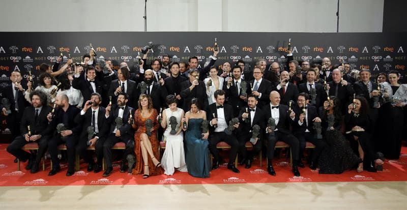 Los ganadores en la edición 31de los premios Goya, a lo mejor del cine español, se unieron en esta foto de grupo.