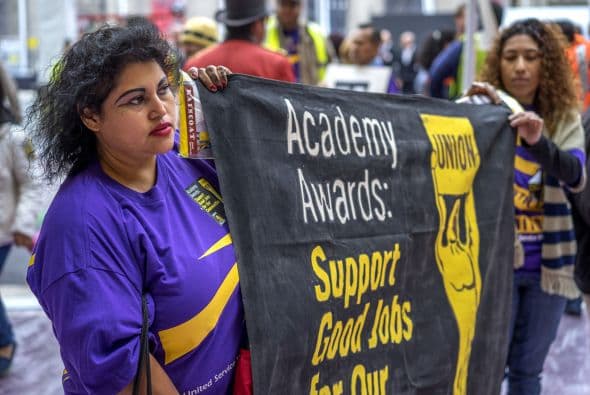 Los Oscars están a la vuelta de la esquina y entre la lluvia y las protestas de trabajadores del sindicato y una polémica réplica de la estatuilla de 8' pies, inspirada en la recien muerte del actor Phillip Seymour Hoffmann, han dado al evento una cara de la industria poco conocida por muchos.