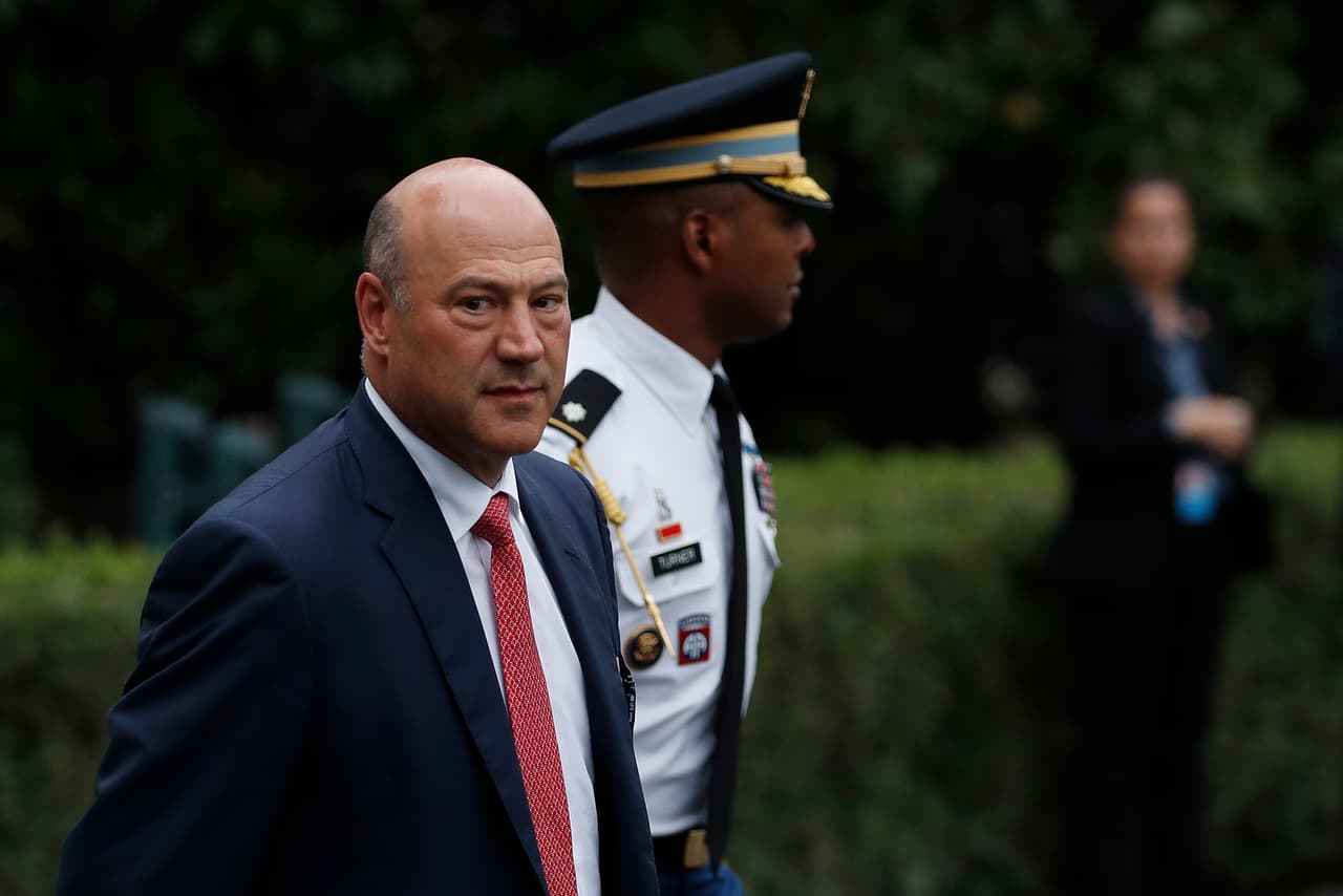 Cuando el presidente criticó a "ambos lados" por al violencia de los supremacistas en Charlottesville, Virginia, su asesor económico Gary Cohn, que es judío, marcó claras distancias. "Los ciudadanos que defienden la igualdad y la libertad nunca pueden ser equiparados con los supremacistas blancos, los neonazis y el KKK",
<b><a href="http://www.univision.com/noticias/politica/trump-criticado-duramente-por-su-asesor-gary-cohn-por-su-respuesta-a-charlottesville">le dijo Cohn al diario<i> Financial Times.</i></a></b>
<i> </i>"Creo que este gobierno puede y debe hacerlo mejor en la condena consistente e inequívoca de estos grupos y hacer todo lo posible para sanar las profundas divisiones que existen en nuestras comunidades".