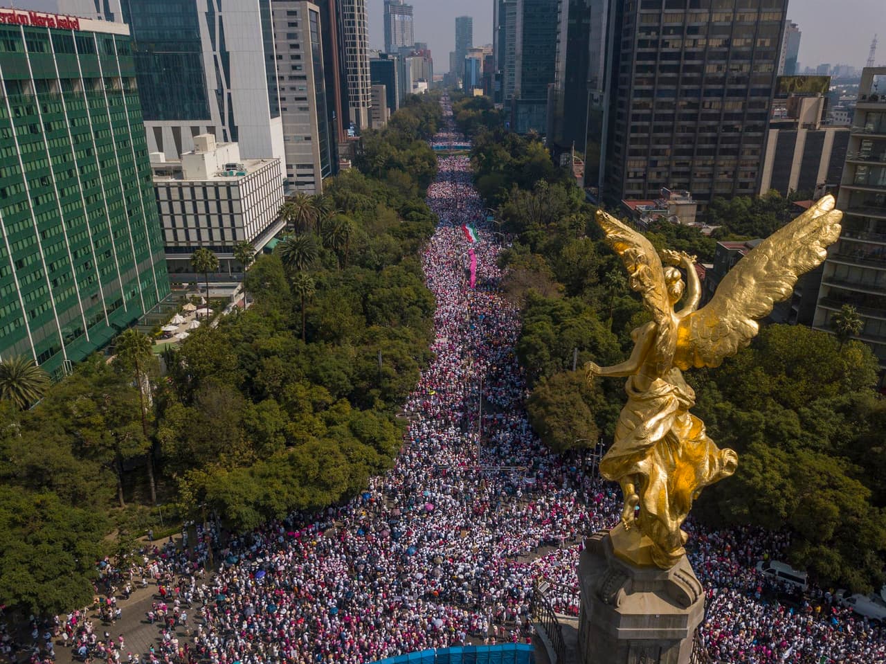 Panorámica de la marcha convocada por medio centenar de organizaciones civiles y partidos políticos de la oposición en contra de la reforma electoral del presidente mexicano, Andrés Manuel López Obrador, en el Paseo de la Reforma de la Ciudad de México el 13 de noviembre de 2022.