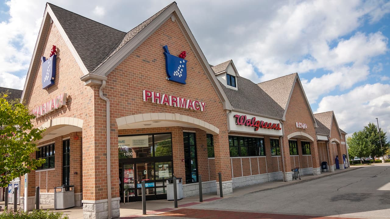 Ladrón es grabado robando una tienda con descaro y sale campante en su bicicleta