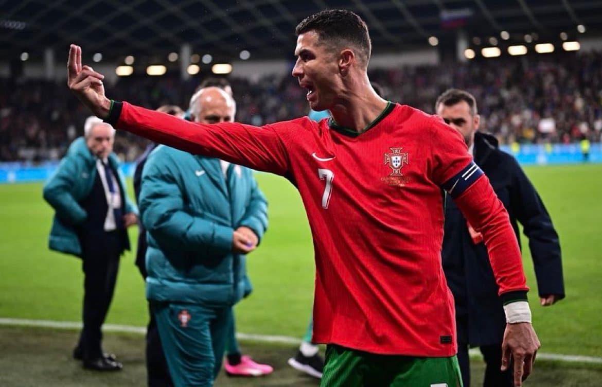 ¡Efusivo reclamo de CR7 al árbitro tras caer en Eslovenia!