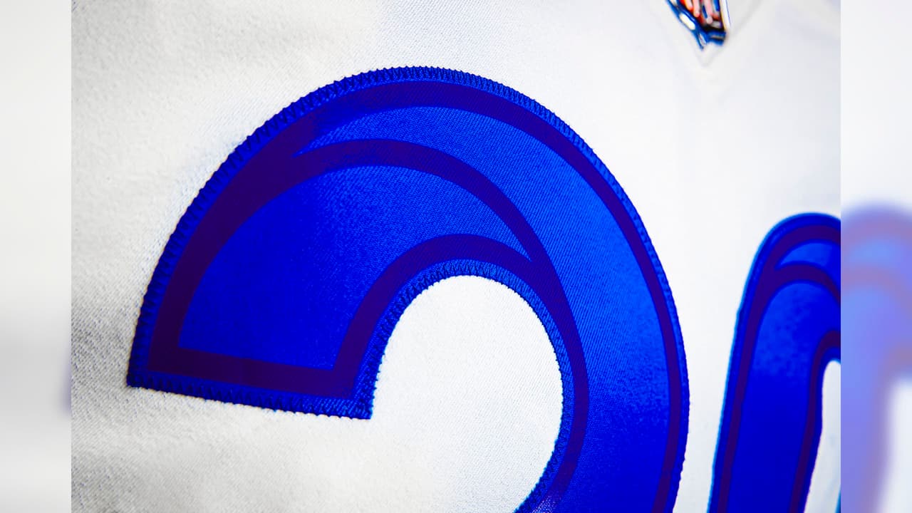 Mientras los números azules en el uniforme blanco no tienen degradado, pero si una línea que genera otra impresión.