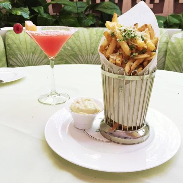 Estas elegantes papitas son bañadas de queso parmesano y fritas en aceite de trufa.