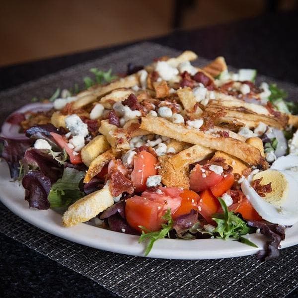 Para aquellos que no quieren tener remordimiento de conciencia, están estas papas fritas que incluyen una ensalada.