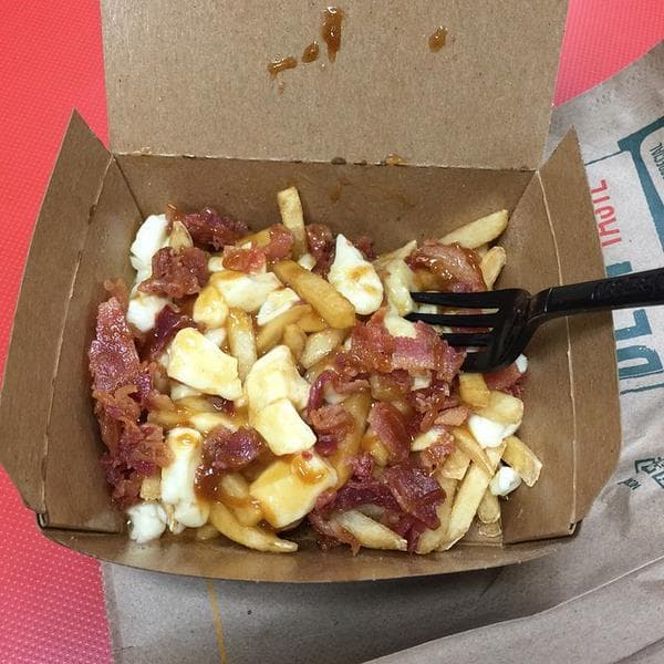 ¡Estas papitas sin son a todo dar! Con mucho tocino y salsa.