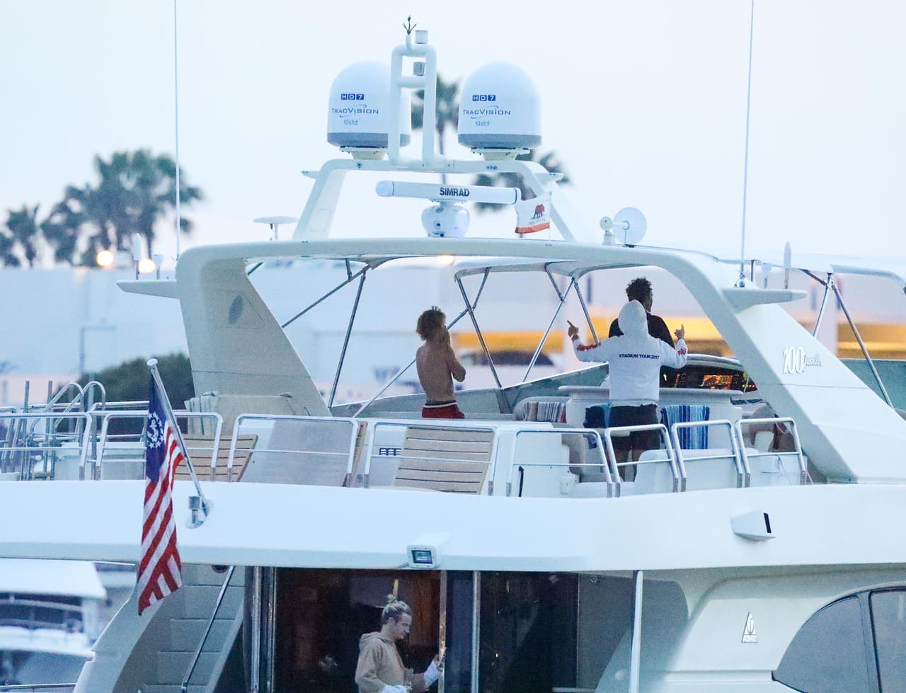 Bieber cerró su fin de semana publicando otras tres fotos con todo y bigotes de conejo mientras su ex se paseaba tranquila por Beverly Hills y asistió el domingo a un servicio religioso.