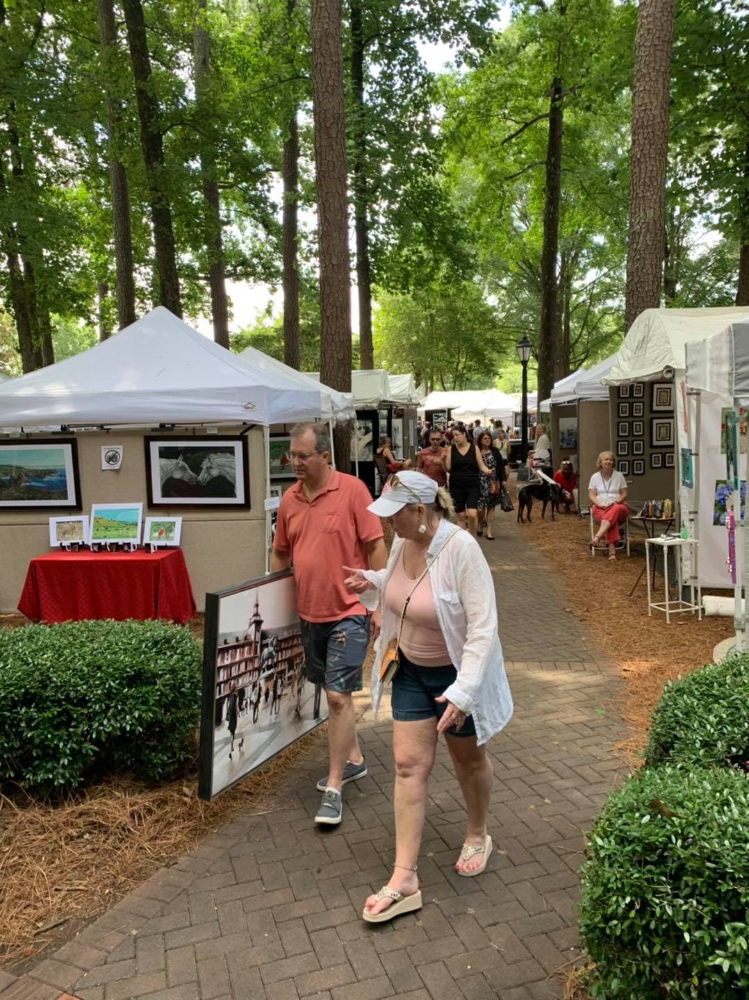 <b><a href="http://www.roswellartfestival.com/">Roswell Spring Arts and Crafts Festival (8 de mayo)</a></b>: Evento con comida en food trucks gourmet, música en vivo y aproximadamente 100 artistas.