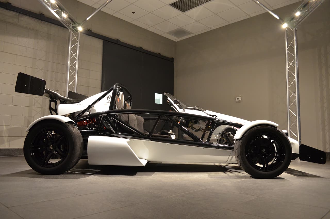 Su estilo destaca inmediatamente de entre los vehículos convencionales, incluyendo los vehículos exóticos más costosos.