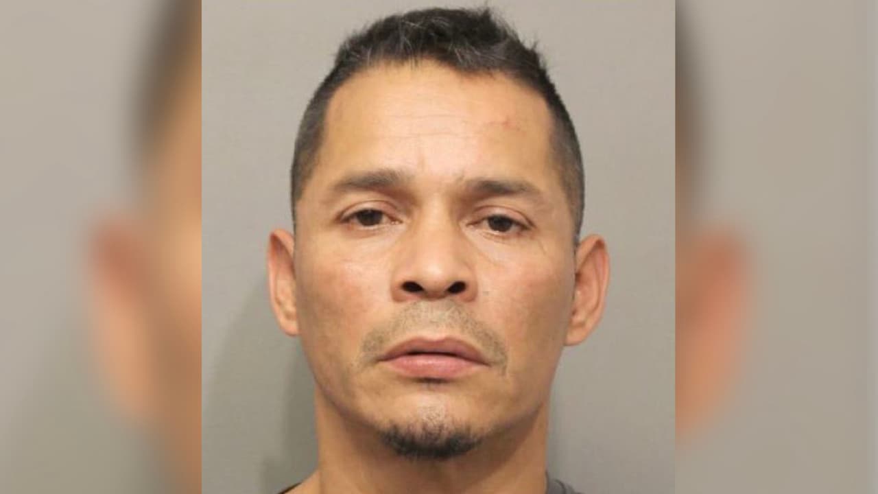 El 18 de septiembre, se recibió el reporte de robo de material de construcción en la cuadra 11900 de Muir Grove Trail. Oficiales ubicaron el vehículo sospechoso y descubrieron a Yoe Hernández Martínez, de 33 años quien admitió haber robado material de construcción y dañar la cámara de vigilancia en el lugar, de ahí fue ingresado a la cárcel del condado Harris.