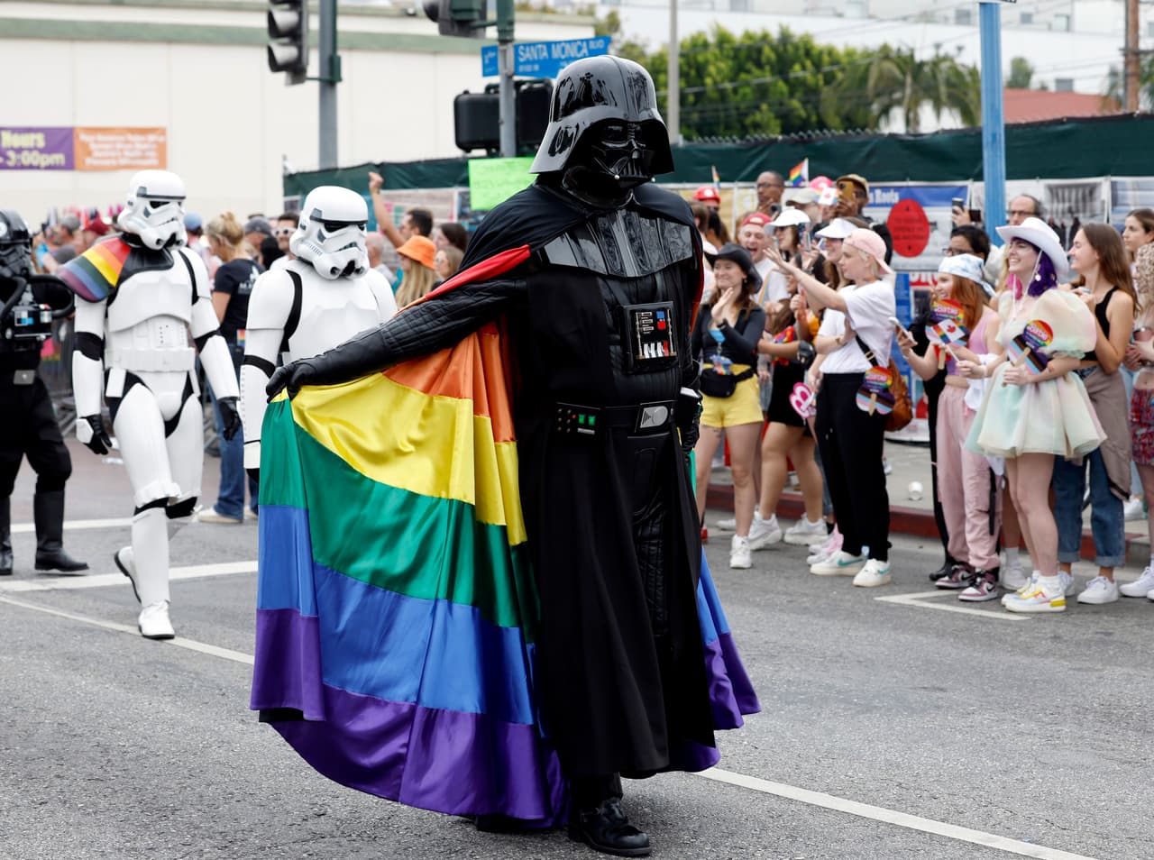 Hasta el lado oscuro se volvió de colores con Darth Vader. West Hollywood ha sido el hogar de una de las celebraciones anuales del Orgullo más grandes del mundo, que atrae a cientos de miles de personas en junio.
<br>