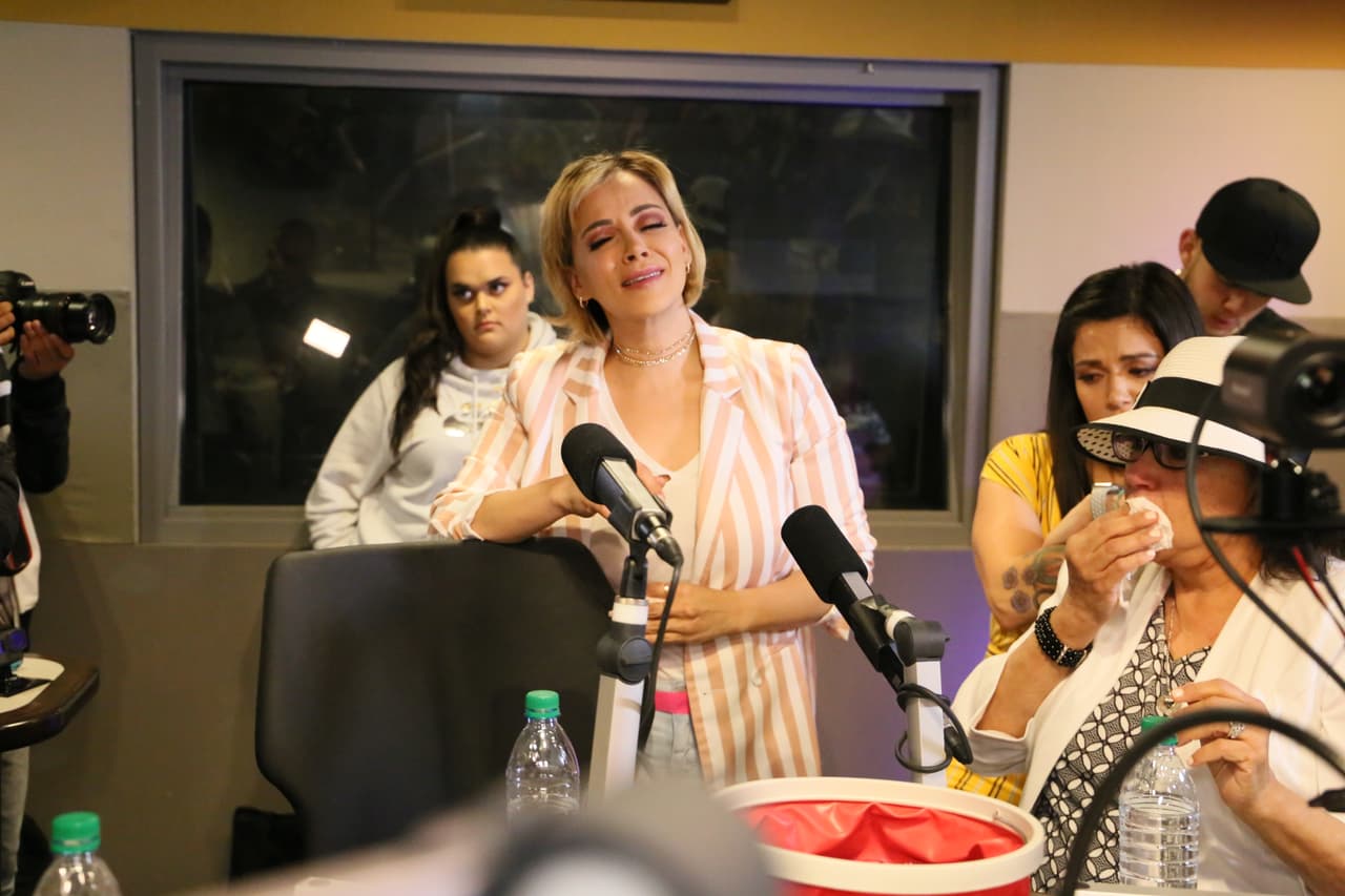 Pues todos rompieron en llanto al ver y escuchar a la
<b><a href="https://www.univision.com/radio/el-bueno-la-mala-y-el-feo/asi-fue-la-reaccion-de-la-familia-rivera-junto-los-locutores-al-ver-el-video-inedito-de-jenni-por-primera-vez-video" target="_blank">Diva de la Banda</a></b> en su nueva canción ‘Aparentemente bien’.