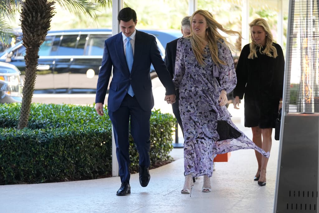 Tiffany Trump y Michael Boulos se casaron en Mar-a-Lago. Tomados de la mano se dirigieron a la mesa desde la cual serían testigos del matrimonio de Dan Scavino y Erin Elmore.