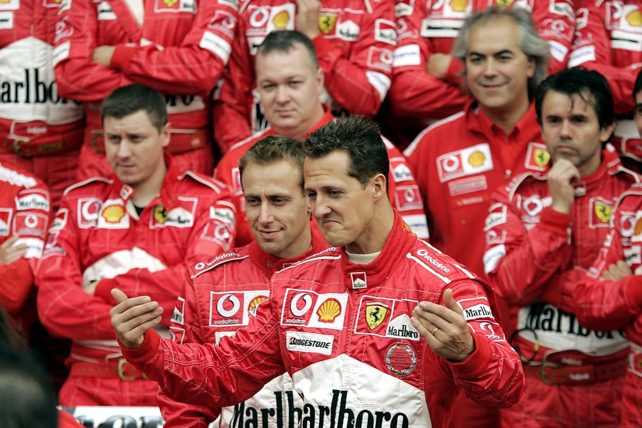 Cuando Schumacher conquistó su séptimo título, en la temporada 2004, el alemán tenía la misma edad que el piloto británico.