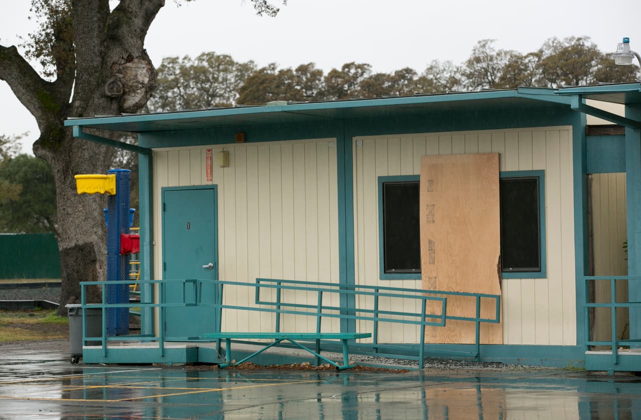 Una lámina de madera cubre una ventana baleada de la escuela primaria Rancho Tehama, donde no logró entrar al atacante por la rápida acción de los trabajadores escolares que bloquearon las puertas y salvaguardaron a los niños.