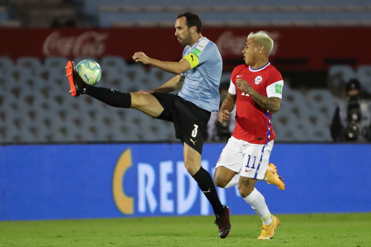 Los chilenos no logran crear peligro desde su área y mandan puros balonazos para buscar a sus delanteros.