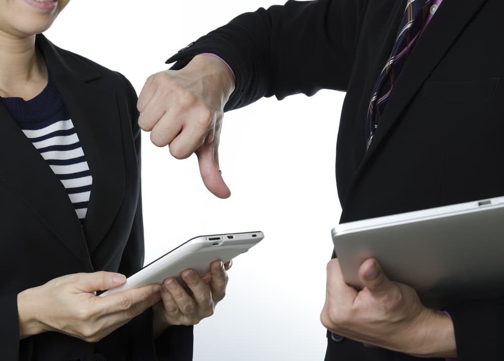 Y lo único que sabe hacer bien es precisamente eso: criticarlo todo, injustificadamente, sin base ni conocimiento, pero como única manera de tratar de hacer creer a los demás que sabe algo del asunto, lo cual no es así.