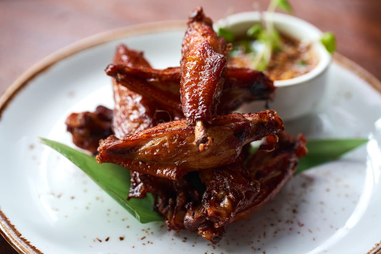 <b>NaiYaRa. </b>Situado en el barrio de Sunset Harbour, el Chef Bee ofrecerá un menú ecléctico con comida tailandesa fusionado con sabores japoneses, como el “BIG Game Platter” que incluye las deliciosas Alas de Sriracha, Sticky Spare Ribs y Beef Jerky, entre otras delicias. 
<b> Dirección:</b> 1854 Bay Road Miami Beach.