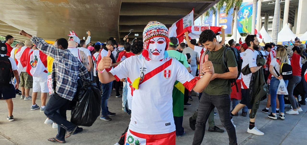 Los fanáticos sudamericanos están listos en las afueras del Estadio Maracaná para la Final de la Copa América que protagonizarán las selecciones de Brasil y Perú.