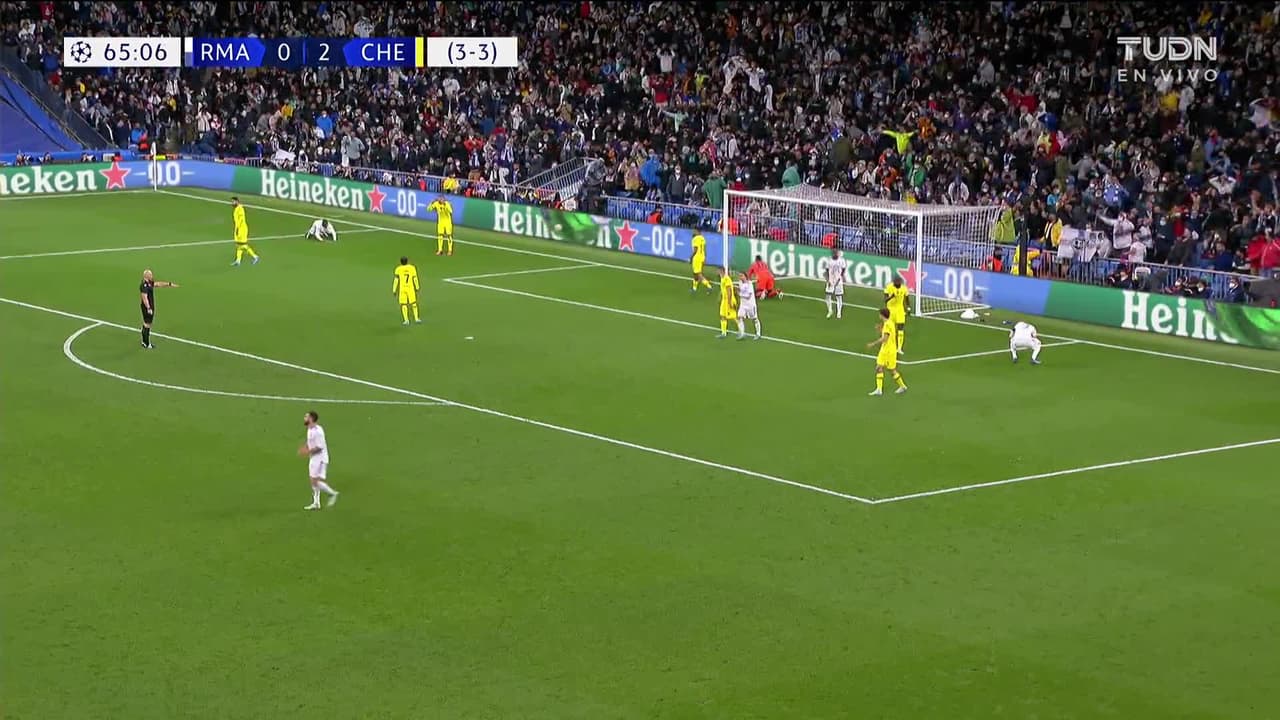 ¡CERCA! Karim Benzema disparó que se estrella en el poste.