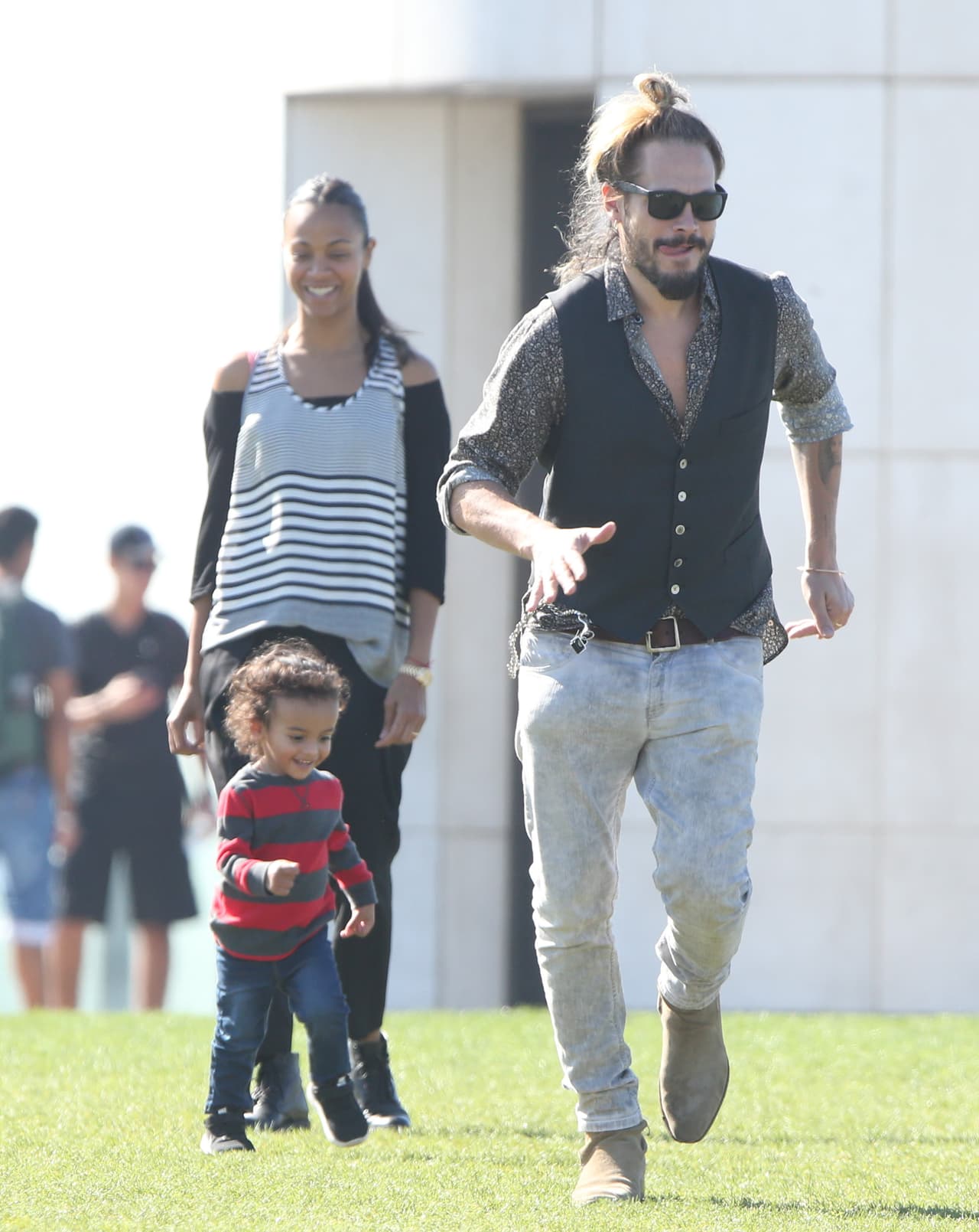 Marco se divirtió como niño pequeño.