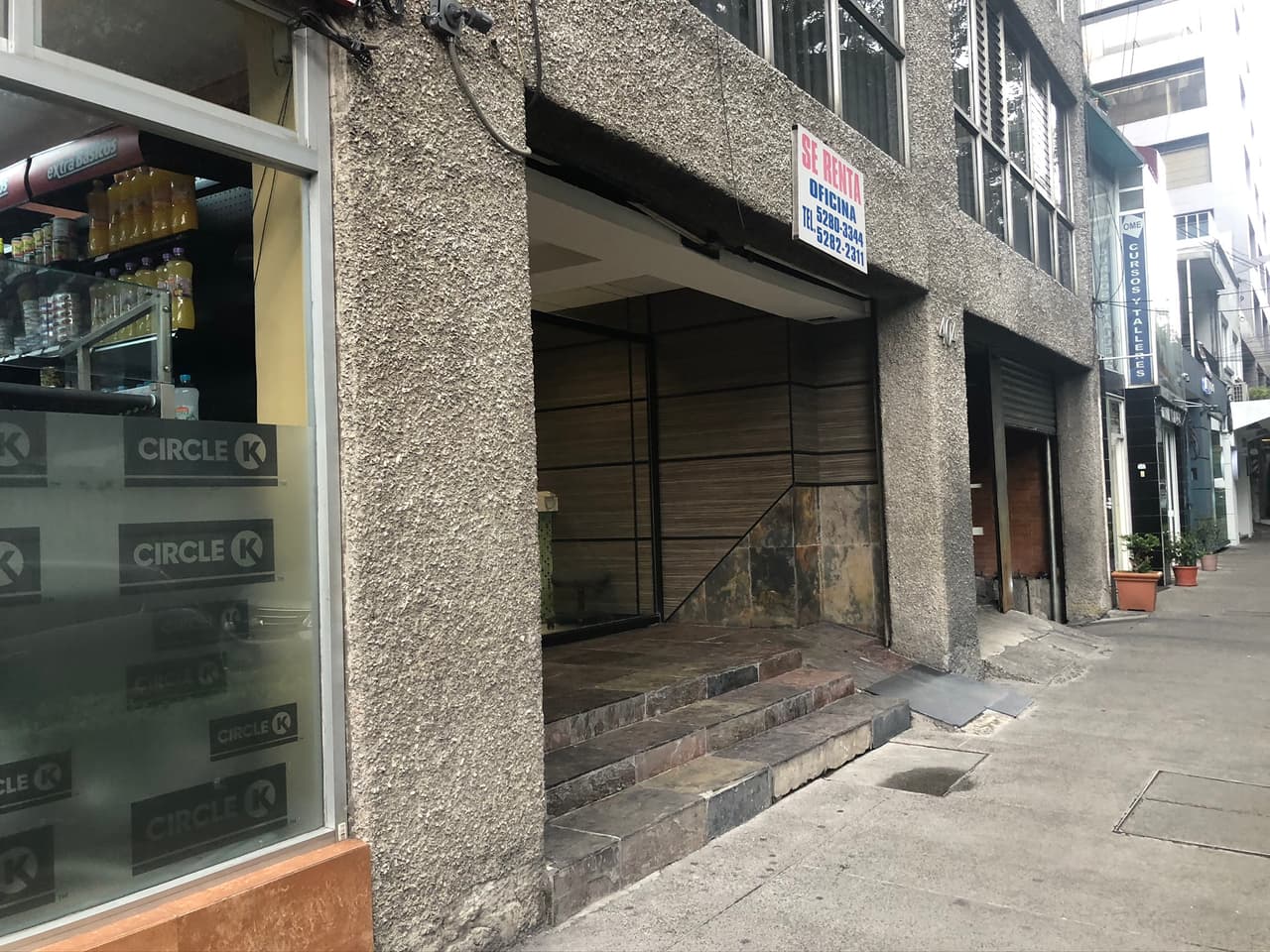 En este otro edificio en Polanco, a media cuadra del despacho de Esrome, está oficialmente la sede de Dizoal, la empresa que figuraba a nombre del carpintero García y vendió $25 millones al gobierno en equipo de intervenciones.