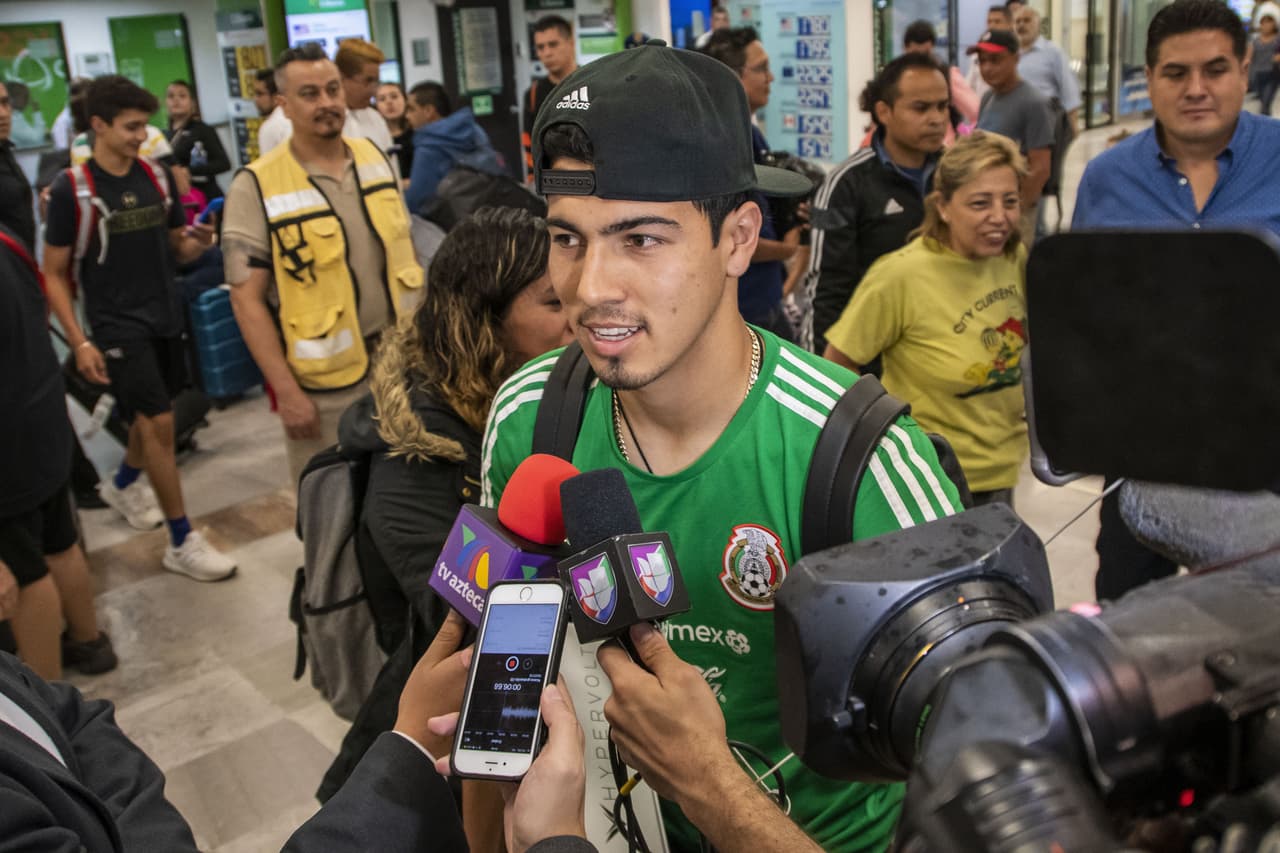 Una gran cantidad de reporteros y camarógrafos, así como de aficionados, estuvieron presentes en el Aeropuerto Internacional de la Ciudad de México donde este lunes arribaron varios miembros del Tri, además del Gerardo 'Tata' Martino y algunos directivos, luego de la consecución del título de la Copa Oro 2019 al vencer 1-0 a Estados Unidos en la Gran Final el domingo en Chicago.