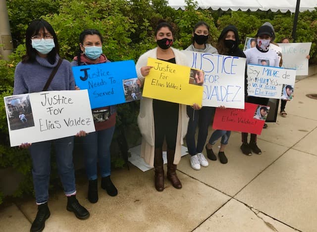 Marcela Fierros, madre de Elias se encuentra junto con sus otras dos hijas, Elizabeth y Paola en una protesta pacífica afuera de la corte en el 5600 de Old Orchard en Skokie donde se llevará a cabo la audiencia judicial.