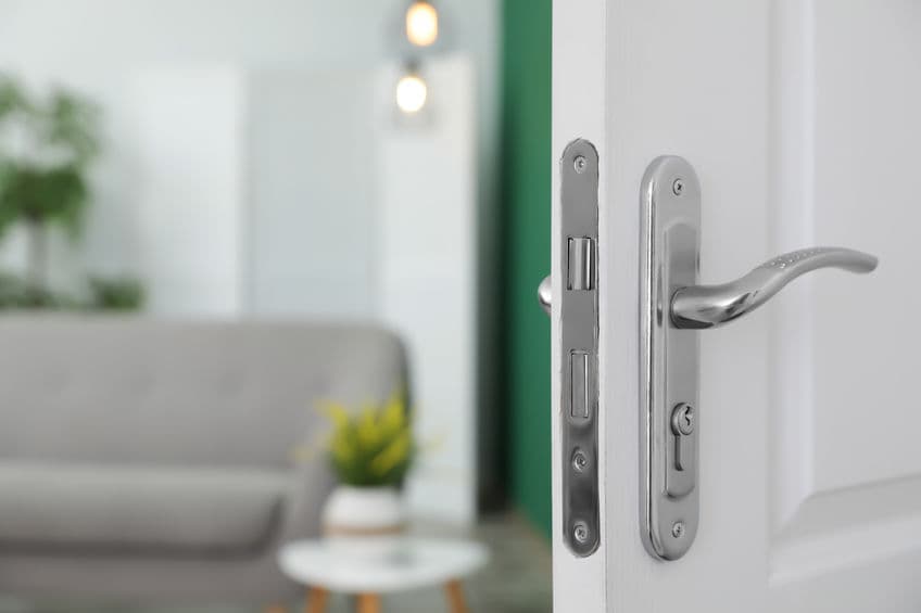 Se recomienda que durante el día se cierre aquellas habitaciones que apenas se frecuentan para que de esta manera el aire fresco se concentre mejor en las áreas de uso común como la cocina y la sala de estar.