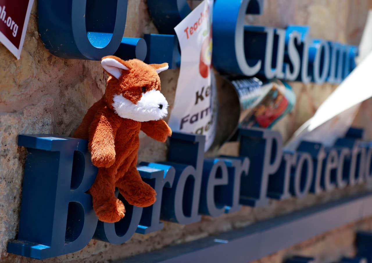 A seis días la firma de la orden ejecutiva , un grupo de activistas intentaron llevar juguetes a los niños bajo custodia en una instalación de la Oficina de Aduanas y Protección fronteriza en Fabens, Texas. Como no se les permitió entregar los juguetes los dejaron en la fachada del establecimiento. 26 de junio de 2018.