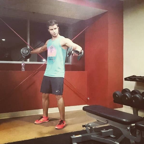 El guapo actor y modelo español que interpreta a Roberto Marañón en ‘La Embajada’ conquista y enamora a sus fanáticas con las sexys y atrevidas fotos que comparte en su cuenta de Instagram ¿Te lo vas a perder?