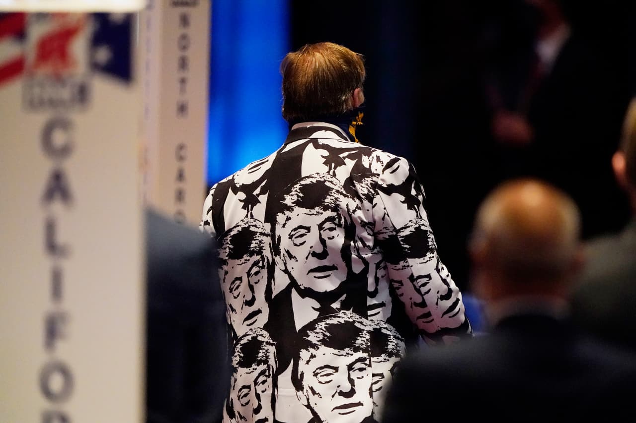 Uno de los asistentes viste una chaqueta con la imagen del presidente Trump.