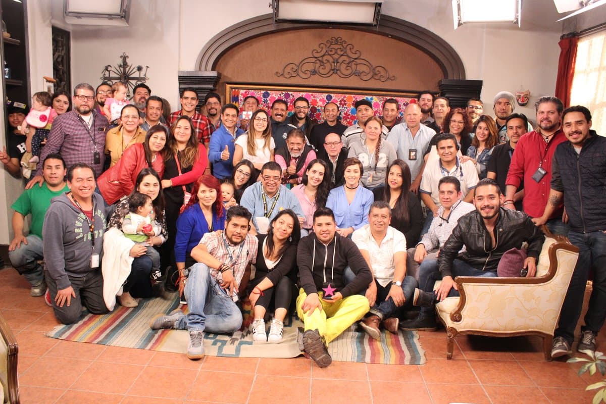 "Muy padre, muy contento. Ver a los amigos, ver a los técnicos del foro, ver otra vez a todos: libretistas, chicos del staff, de la producción. Muy rico, muy rico, como en casa nos sentimos [...]", mencionó Arenas.