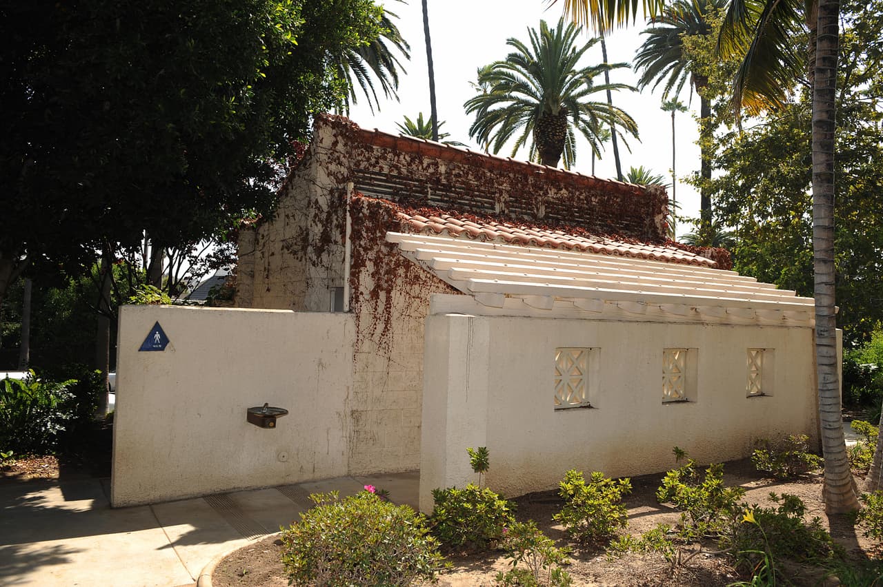 En este baño público de Beverly Hills, California, fue detenido George Michael en el 1998. Un policía encubierto lo acusó de actos lascivos y tras declararse culpable el artista fue sentenciado a 80 horas de servicio comunitario.