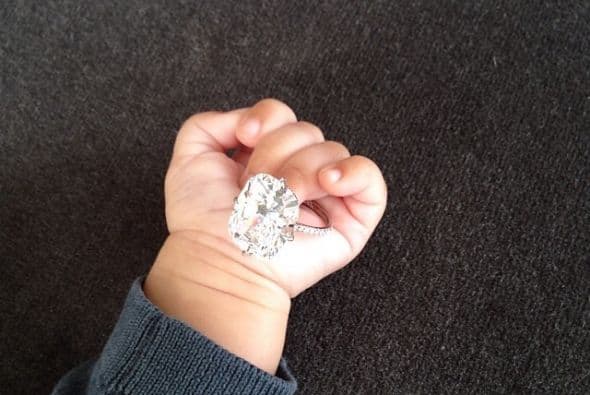 Presumiendo el anillo de compromiso de mami.