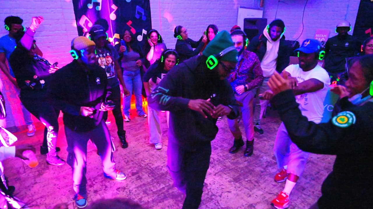 Discoteca silenciosa dictará mañana clases de zumba y strong nation en Manhattan: cómo participar