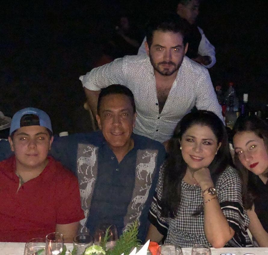 El hijo de Derbez cree que se contagió en el aeropuerto, pues tuvo que salir de México por un proyecto.
<br>