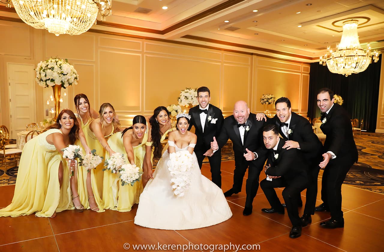 Y no podía faltar la divertida foto con el séquito de los novios.