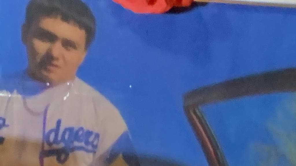 <div class="cms-textAlign-center">
 De acuerdo con las investigaciones, dos hombres descritos como hispanos y quienes trabajaban en ese lugar 
</div>serían los presuntos autores de los disparos. Ambos huyeron de la escena y son buscados por agentes del 
<b>Alguacil del condado de Fresno.</b>
<br>