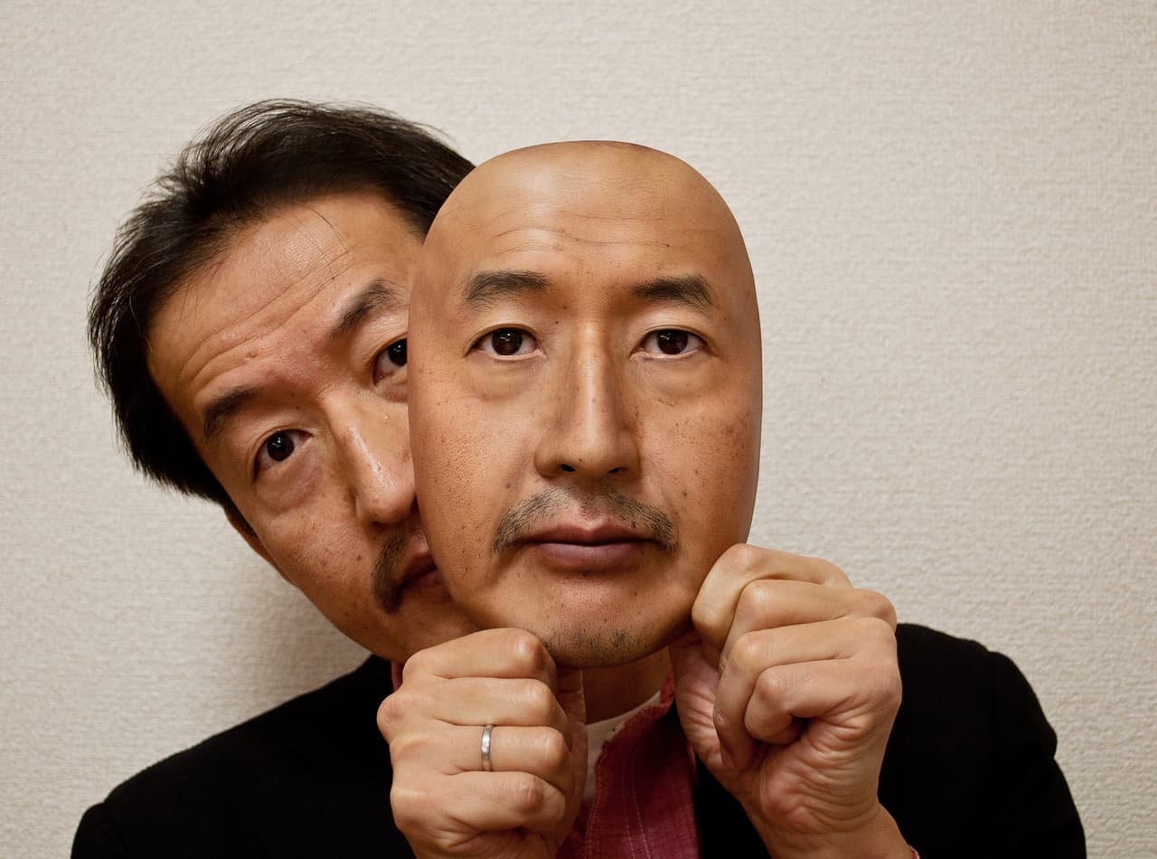 Las máscaras de resina plástica Realface reproducen las formas y detalles de una cara humana, incluida su textura, poros, capilares, colores y arrugas. Se fabrican con base en fotografías de alta calidad tomadas desde todos los ángulos y en una impresión similar a la de un yeso facial, según su creador Osamu Kitagawa (en la imagen).