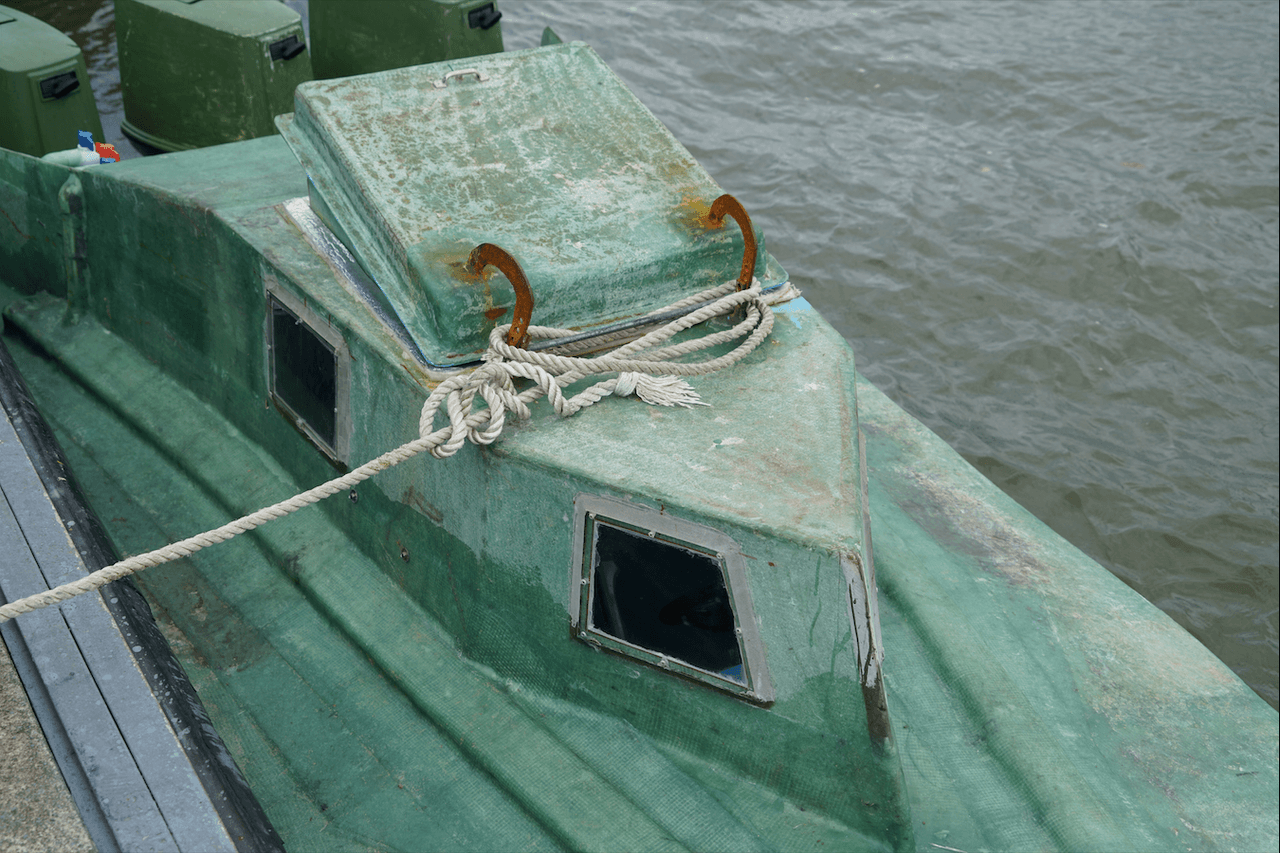 La cabina de mando del semi sumergible es una de las partes de la embarcación que sobrepasa por muy poco la superficie del agua.