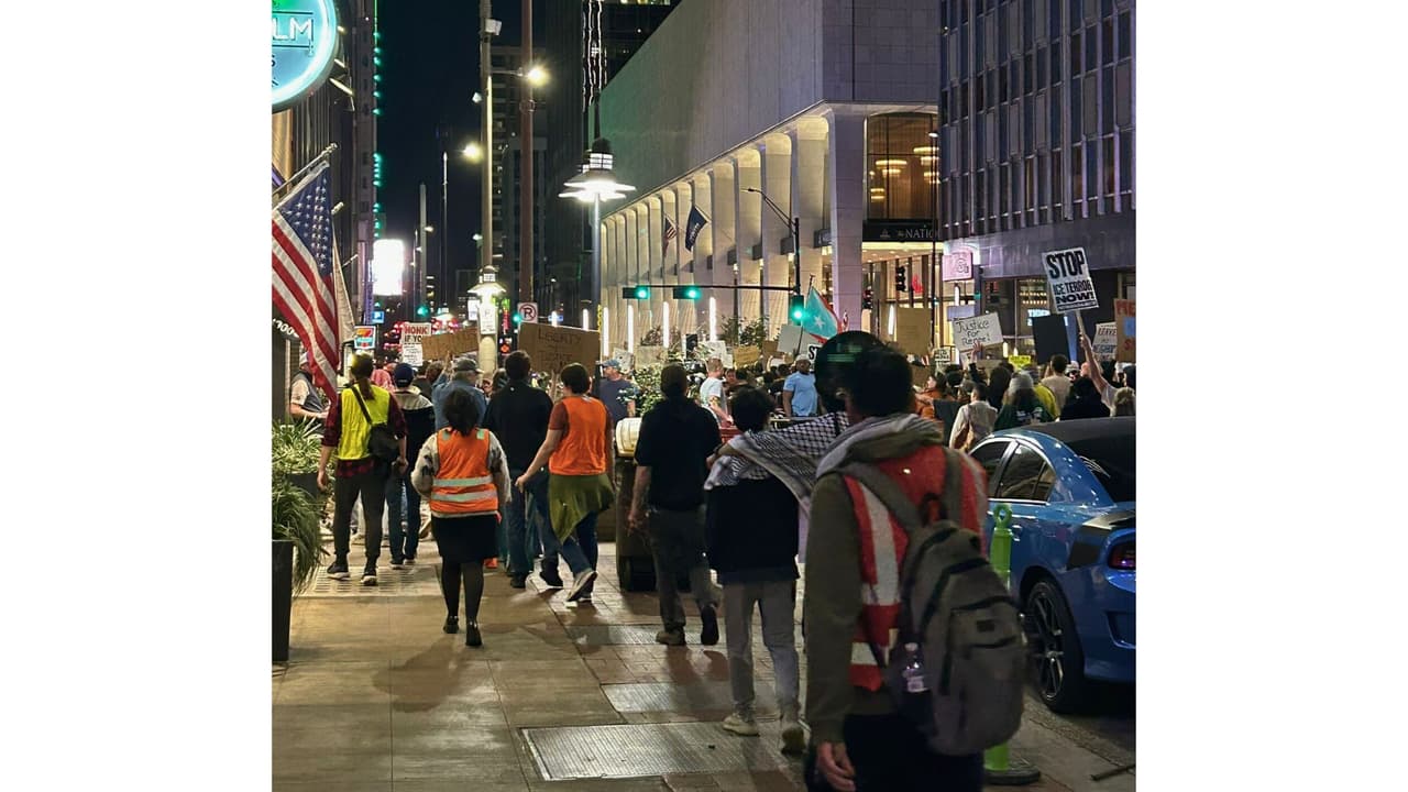 Su protesta la extendieron a varias calles del centro de Dallas, durante la noche del 7 de enero. La protesta en Dallas fue 
<a href="https://www.univision.com/noticias/inmigracion/indignacion-segundo-dia-protestas-minneapolis-muerte-mujer-agente-ice" target="_blank">una de las decenas de manifestaciones que hubo en Estados Unidos </a>c ontra el asesinato a tiros de Good.
