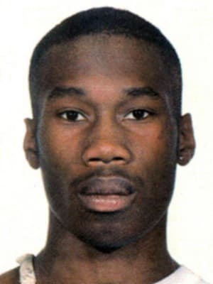 <h3 class="cms-H3-H3">Stanley Obas</h3>
<br>
<br>Este hombre, de entre 45 o 46 años, es buscado por su presunta participación en la agresión y muerte de una menor de edad en Pennsylvania. 
<br>
<br>La agencia señala que Obas y dos cómplices -que ya han sido detenidos- llevaron a la niña de 13 años a un sótano de una casa donde la agredieron sexualmente y la torturaron, hasta que la pequeña falleció. Sus restos fueron encontrados en el cementerio de la ciudad.
<br>
<br>El FBI cree que Obas puede tener vínculos con la zona de Flatbush en Brooklyn, Nueva York.
<br>