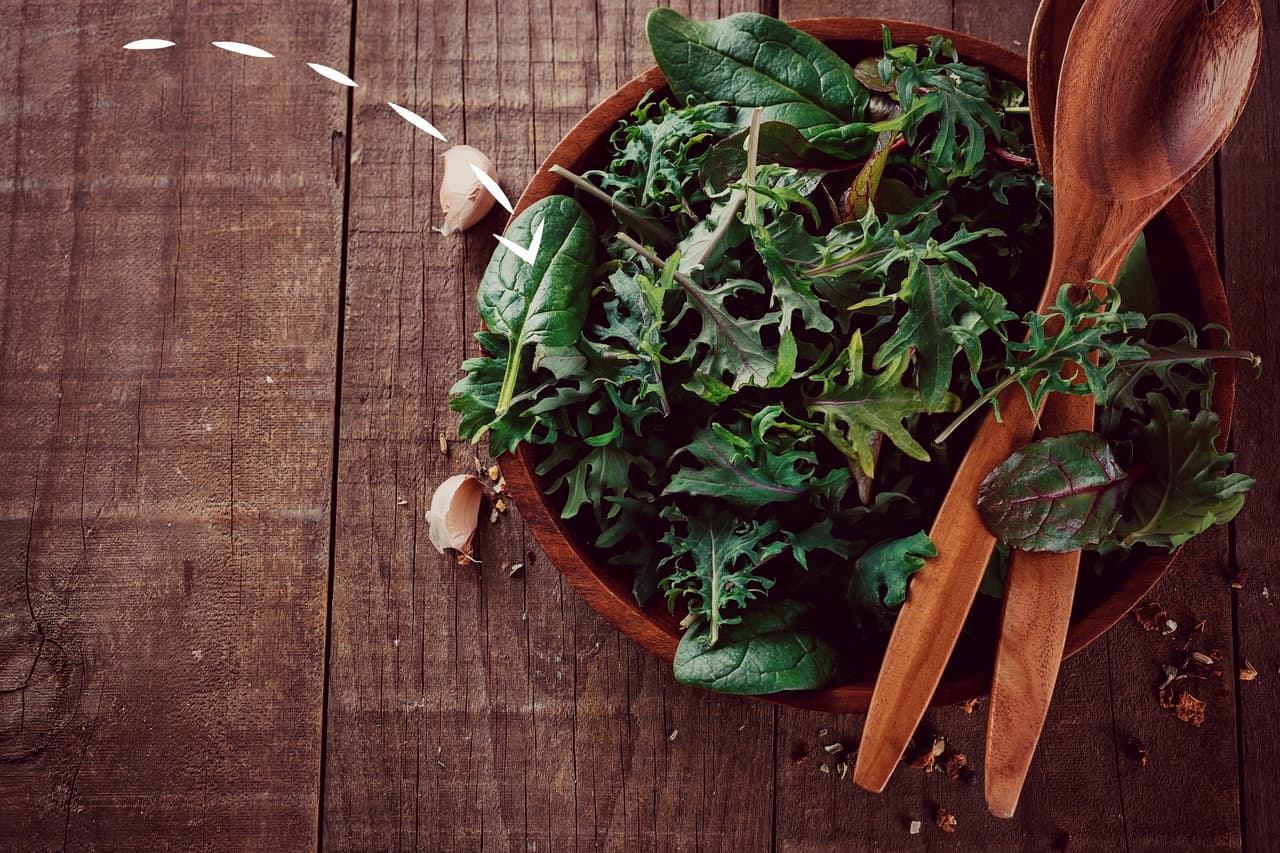 A decir de Karla lo único que tienes que hacer es meter el kale en un recipiente y darles un ligero baño con aceite de oliva y meterlas al horno por unos minutos. Su sensación será como el de unas verdaderas papas de sobre.