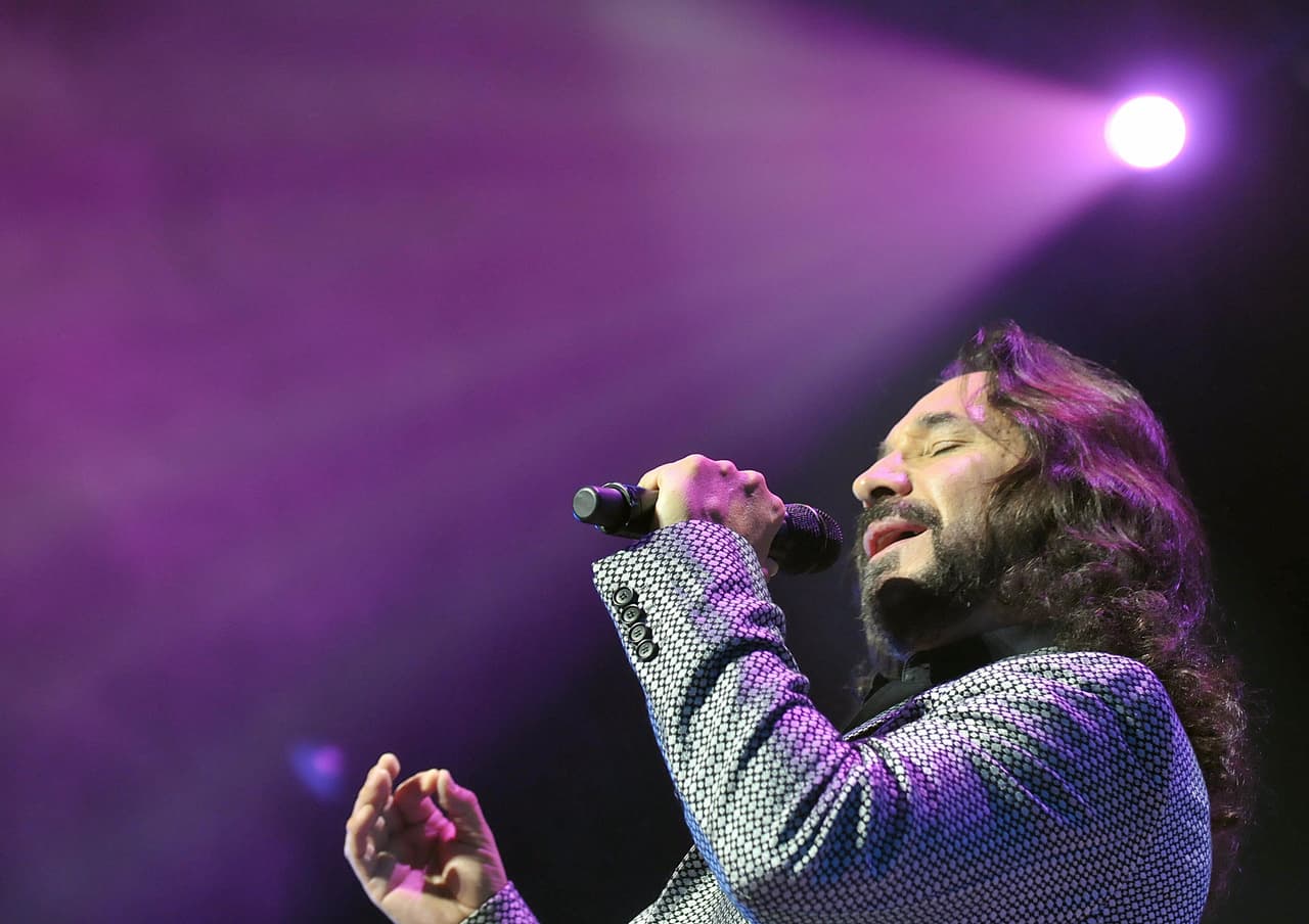 En este mismo año, grabó "La vida entera", junto al dúo mexicano Camila, agrupación con la que además recorrió distintos escenarios de Estados Unidos con total aceptación de su público.