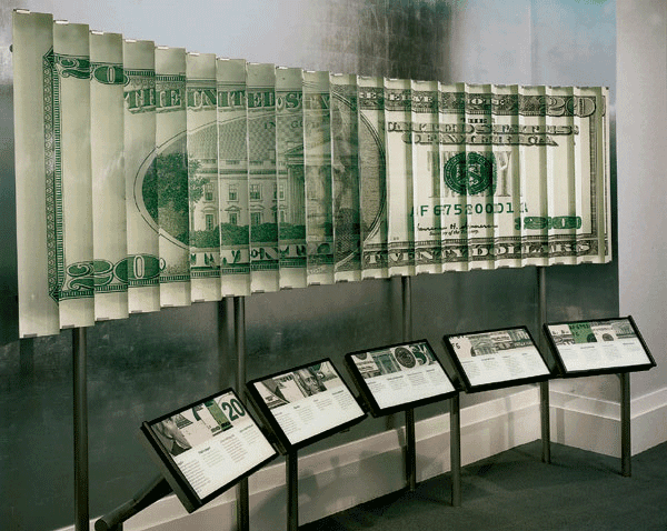 <b>Atlanta Monetary Museum</b>
<br>
<b>Sitio web</b>: 
<a href="https://www.atlantafed.org/education/visit/atlanta">https://www.atlantafed.org/education/visit/atlanta</a> 
<br>
<b><a href="https://maps.app.goo.gl/zmZBjn4MEaguP64VA">Cómo llegar</a> </b>
<br>
<br>Las visitas autoguiadas al Museo Monetario de Atlanta se puede conocer la historia del dinero y el papel de la Reserva Federal en la economía. El museo presenta exhibiciones multimedia interactivas y una vista de la bóveda automatizada y las áreas de procesamiento de efectivo que mueven, cuentan y clasifican millones de dólares diariamente. El museo es gratuito y está abierto de lunes a viernes.