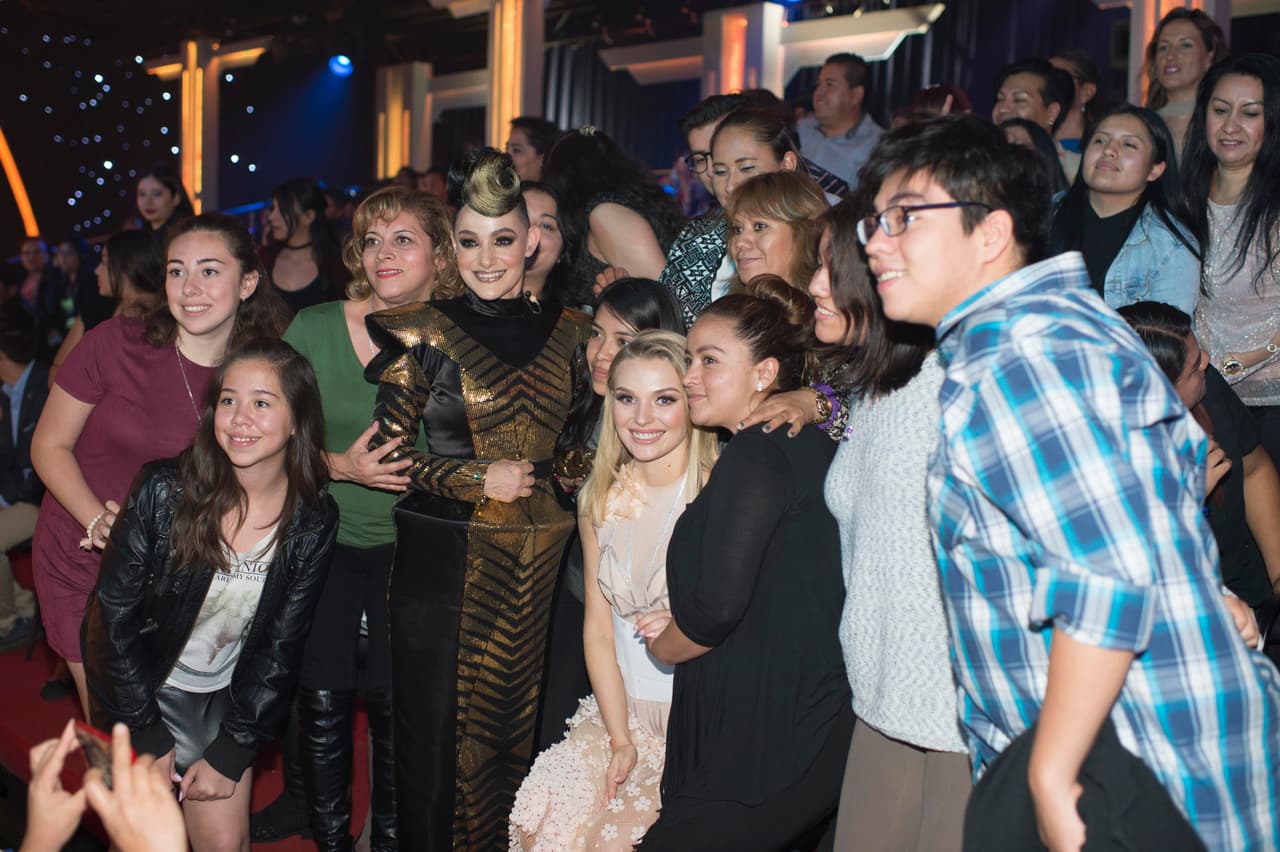 Al final de la cuarta gala, ya cuando los ánimos se habían calmado, el público presente le dio su apoyo y pese a sus dolencias, con faja y todo, hasta se tomó fotos con ellos y junto a la jueza Lola Cortés.