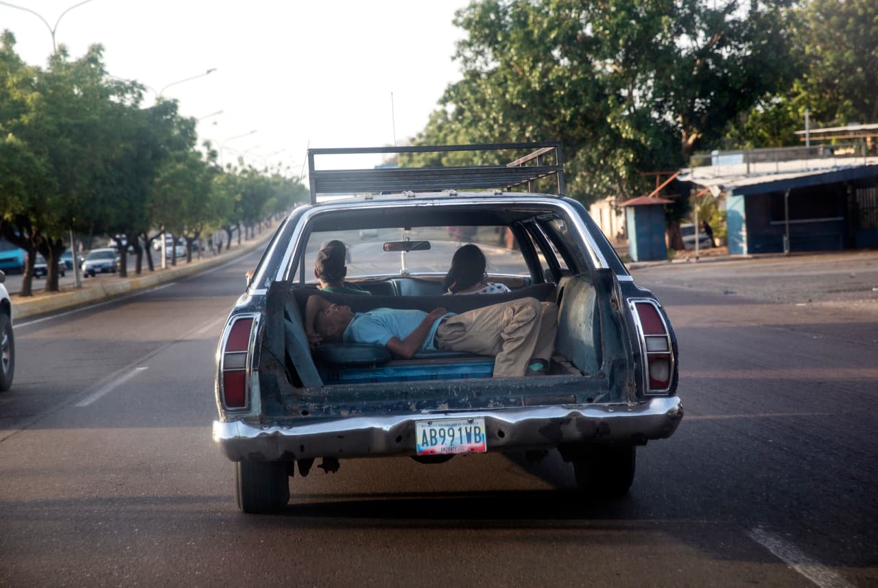 Nicolás Maduro, al igual que su predecesor, sostiene que los problemas son el resultado de lo que él califica de guerra comercial por parte de EEUU. Washington y otros 40 países más sostienen que su reelección no fue legítima porque muchos de los candidatos opositores no pudieron estar en la boleta. En la fotografía, tomada el 15 de mayo, un hombre duerme en la parte trasera de una vieja camioneta en Maracaibo.