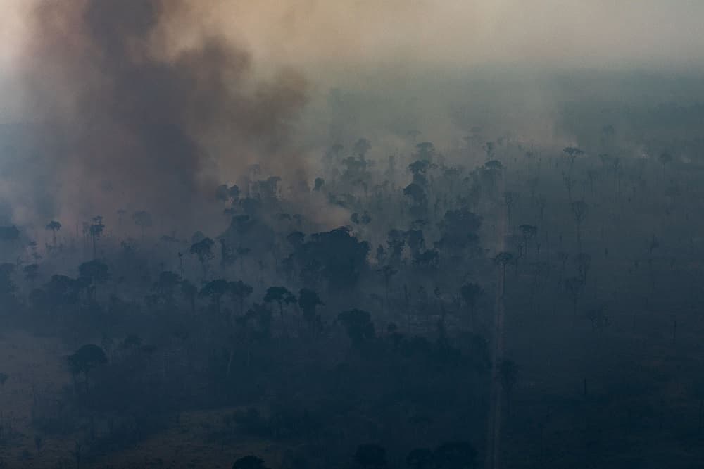 "Estamos todos de acuerdo para ayudar lo más rápido posible a los países afectados por estos incendios", dijo el presidente de Francia, Emmanuel Macron, anfitrión de este foro de grandes potencias reunido en Biarritz. En la imagen, los fuegos aún activos en Porto Velho.